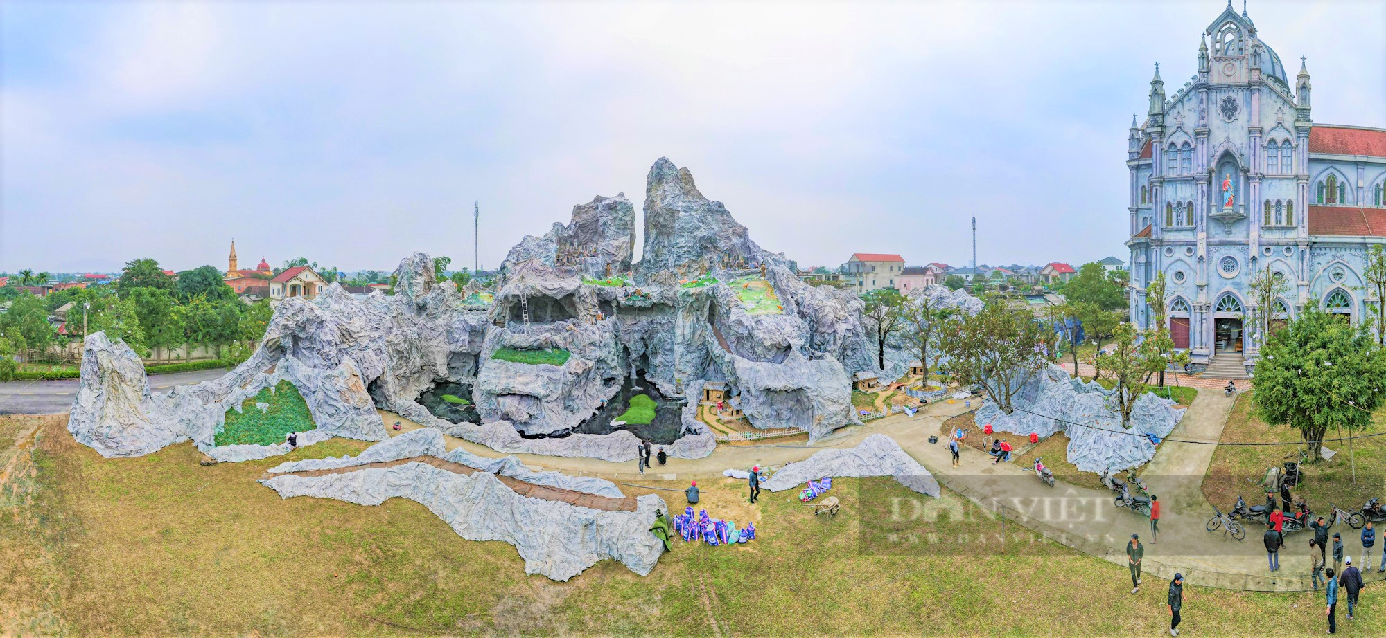Hang đá Noel “khổng lồ” ở Hà Tĩnh đón Giáng sinh 2023 - Ảnh 2.