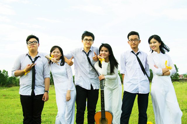  Quỳnh (ngoài cùng bên phải) và các bạn học cấp 3 ở Trường THPT Chuyên Hà Tĩnh. Ảnh: NVCC 