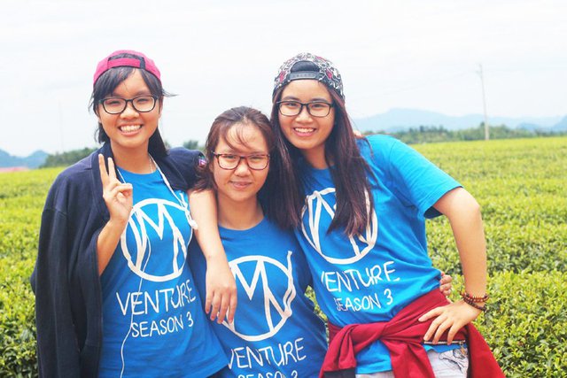  Quỳnh (ngoài cùng bên phải) và các bạn trong nhóm đi phượt xuyên Việt. Ảnh: NVCC 