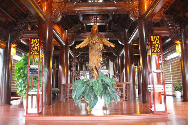  Một bức tượng Đức Mẹ được khắc từ loại gỗ qúy dựng trên tầng cao nhất của căn nhà. 