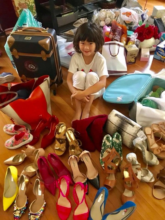 Con gái Thúy Nga bên hàng loạt giày hiệu của mẹ.