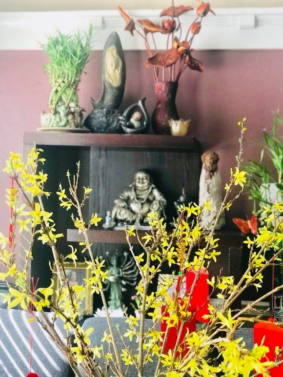 
Nữ danh hài cũng trưng bày nhiều tượng Phật được chạm khắc tinh xảo.
