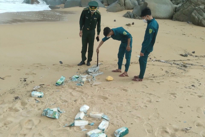 Tiếp tục phát hiện 20 túi nghi chứa ma túy dạt vào bờ biển - Ảnh 1.