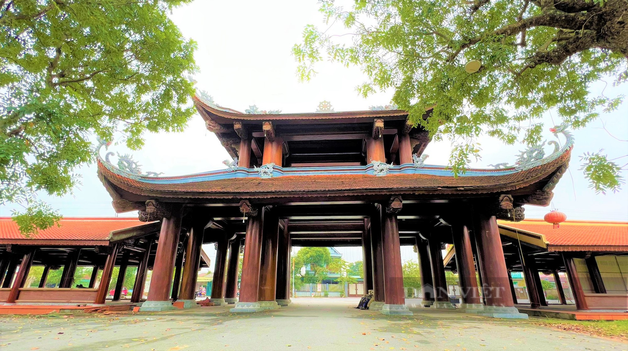 Cận cảnh cổng Tam quan chùa Thành Lương (Hà Tĩnh), được làm bằng gỗ lim &quot;khủng&quot; - Ảnh 3.