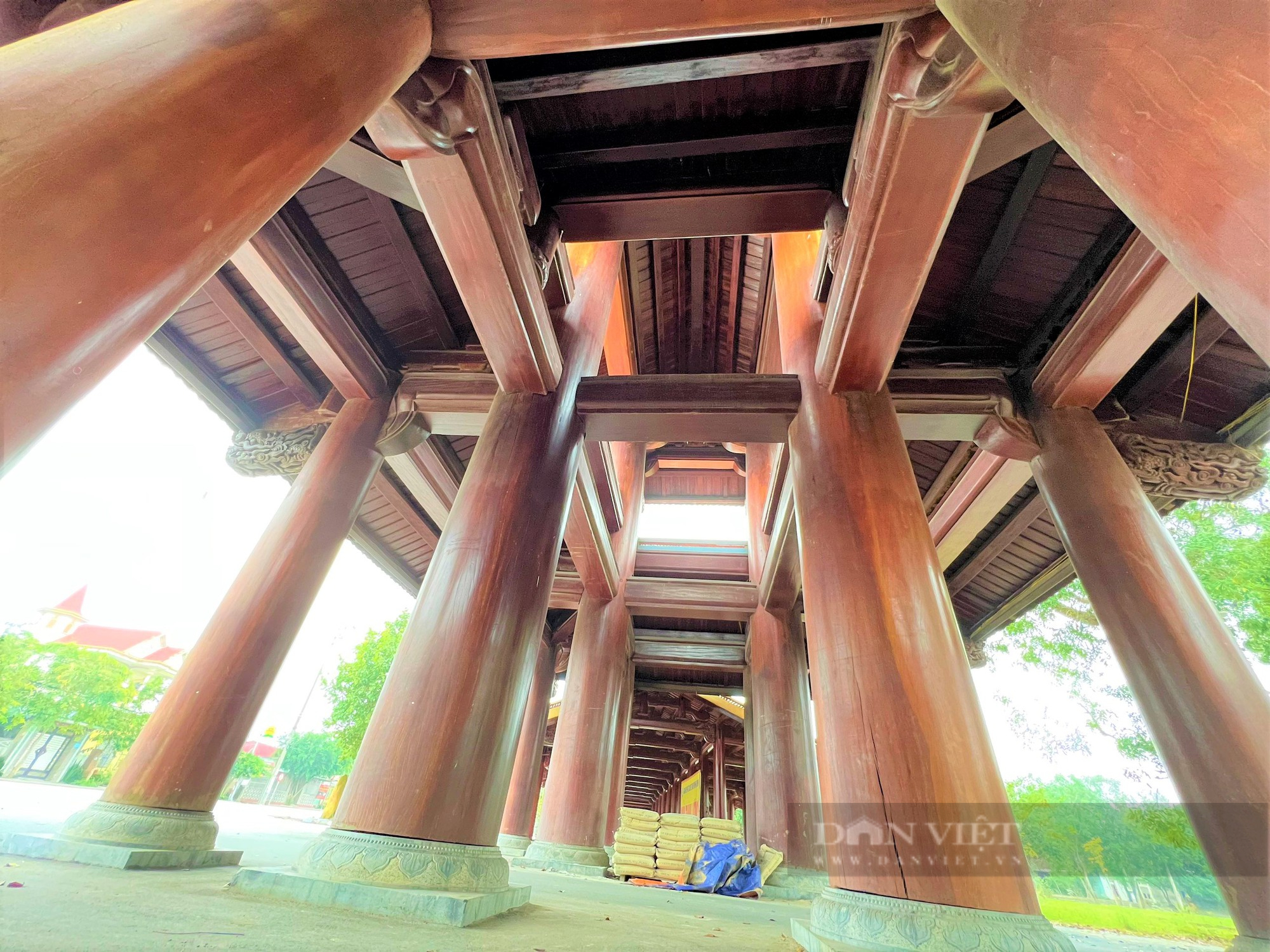 Cận cảnh cổng Tam quan chùa Thành Lương (Hà Tĩnh), được làm bằng gỗ lim &quot;khủng&quot; - Ảnh 7.