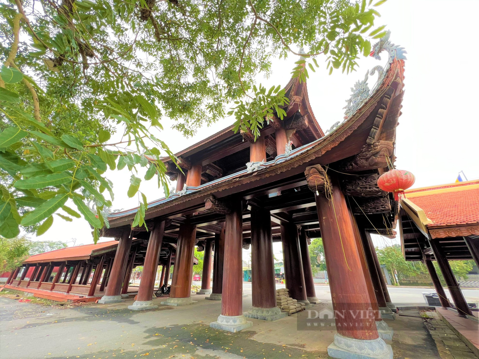 Cận cảnh cổng Tam quan chùa Thành Lương (Hà Tĩnh), được làm bằng gỗ lim &quot;khủng&quot; - Ảnh 5.