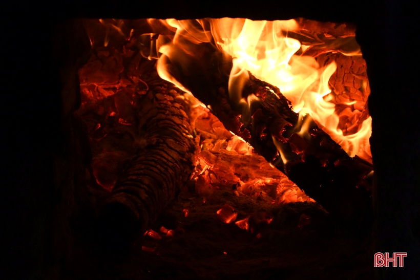 Làng mật mía hơn 50 năm tuổi ở Hà Tĩnh đỏ lửa ngày đêm vẫn “cháy hàng”
