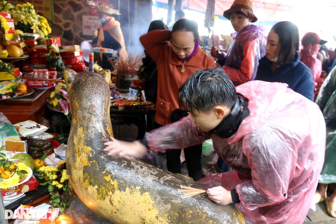 Chen chân xoa tượng hổ ở chùa Hương Tích để... chữa bệnh - Ảnh 1.