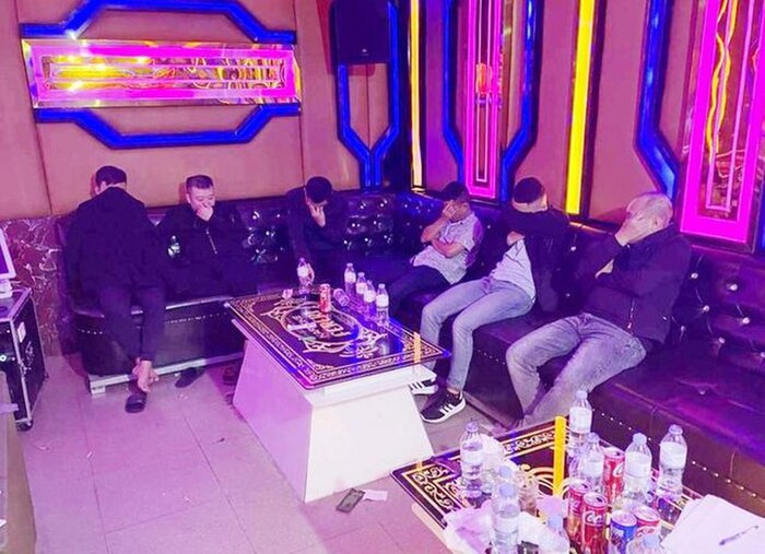 6 người đàn ông làm điều xấu hổ trong phòng karaoke, bị bắt quả tang lập tức lấy tay che mặt Ảnh 1