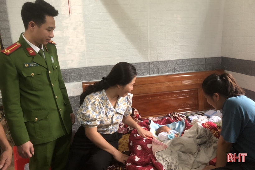 Thêm một bé trai sơ sinh bị bỏ rơi trước cổng nhà dân ở Hà Tĩnh