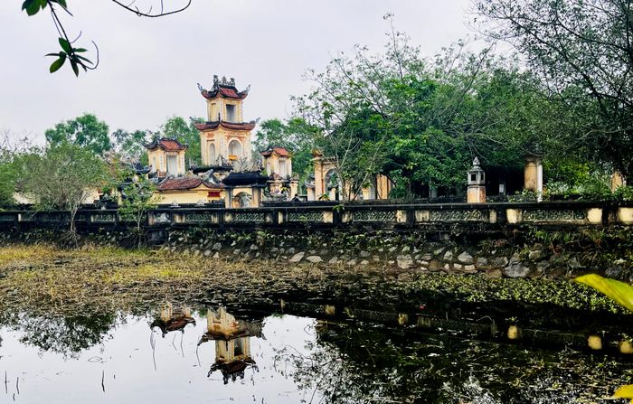 Hồ sen, sân vườn phía ngoài đền được bố trí hài hòa qua bàn tay khéo léo của những người thợ xưa.