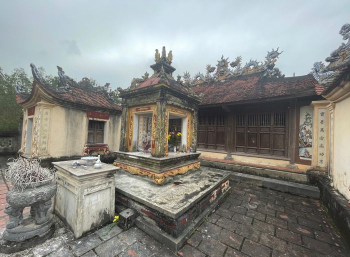 Tòa thượng điện là nơi đặt tượng thờ Lý Nhật Quang cùng một số nhân vật lịch sử và tín ngưỡng dân gian. Ngoài hệ thống câu đối đa dạng, đền có một số lượng ban thờ lớn với hơn 25 chiếc.