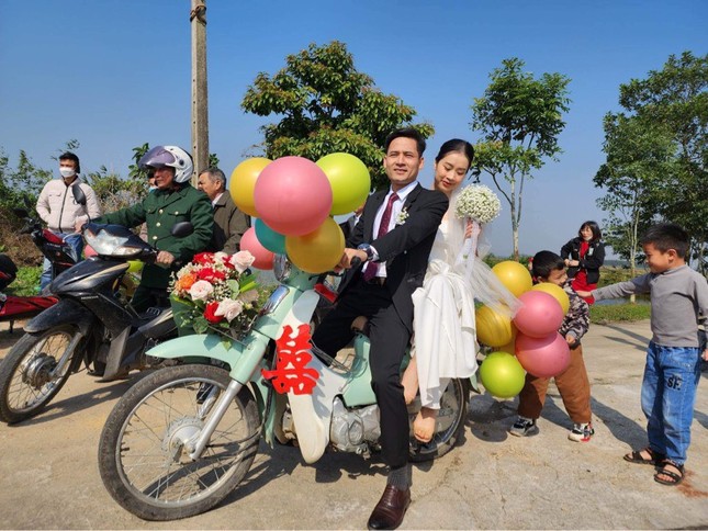 Đám cưới rước dâu bằng hàng chục xe Cub ở Hà Tĩnh 'gây sốt' ảnh 7