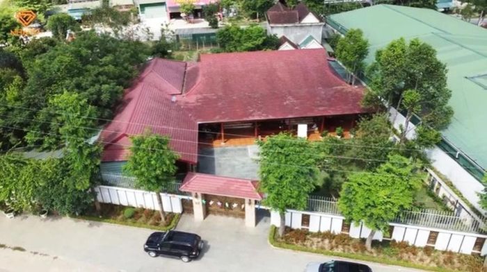 Cách đây không lâu, kênh YouTube NhaTo giới thiệu một căn nhà gỗ rộng 1.000m2 ở thị trấn Hương Khê, Hà Tĩnh.