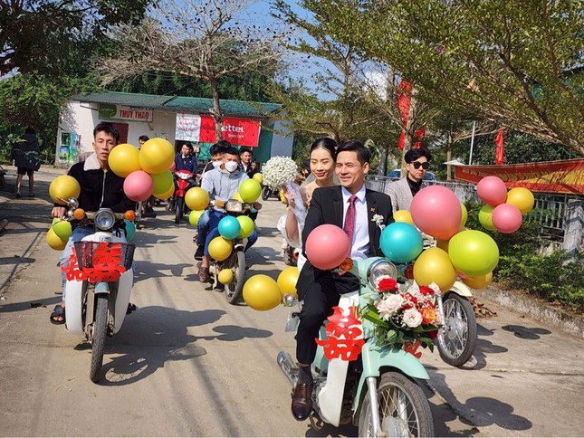 Đám cưới rước dâu bằng hàng chục xe Cub ở Hà Tĩnh 'gây sốt' ảnh 3