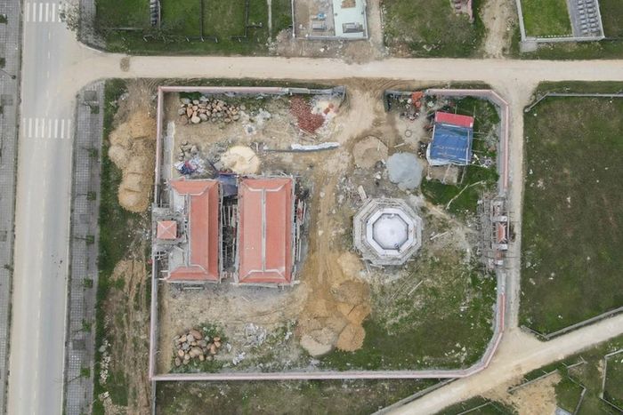 Theo CAND, năm 2019, UBND xã Thạch Trung có văn bản đề xuất xin chủ trương đầu tư xây dựng công trình nghĩa trang Hoang Ích nhằm thực hiện tiêu chí số 17 về môi trường trong xây dựng nông thôn mới.