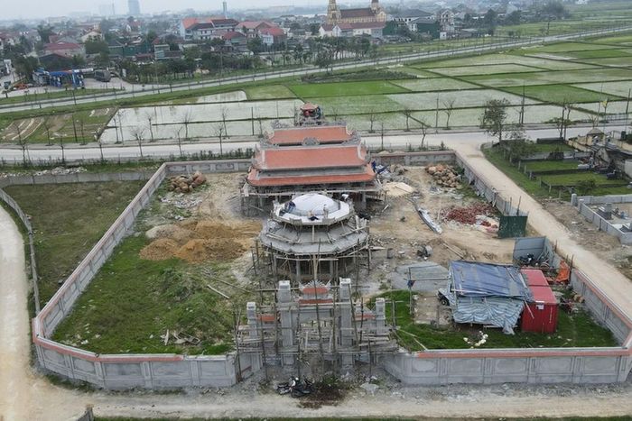 Nghĩa trang Hoang Ích rộng khoảng 7ha (thôn Trung Phú, xã Thạch Trung, TP Hà Tĩnh, tỉnh Hà Tĩnh), được UBND TP Hà Tĩnh phê duyệt quy hoạch chi tiết để mở rộng năm 2015.
