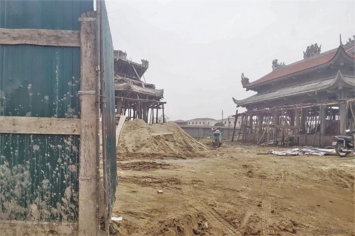 Chính quyền xã Thạch Trung cũng thừa nhận, quá trình xây dựng không đúng với thiết kế được cấp phép, khi vị trí xây đình miếu trong quy hoạch được cấp phép là các ngôi mộ, nhưng khi thi công lại xây các công trình có mái cao hơn so với quy định.