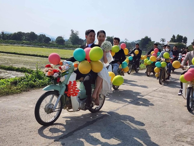 Đám cưới rước dâu bằng hàng chục xe Cub ở Hà Tĩnh 'gây sốt' ảnh 8