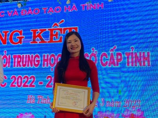 Cô giáo Võ Thị Hồng Vân trong niềm vui nhận danh hiệu giáo viên dạy giỏi cấp tỉnh.