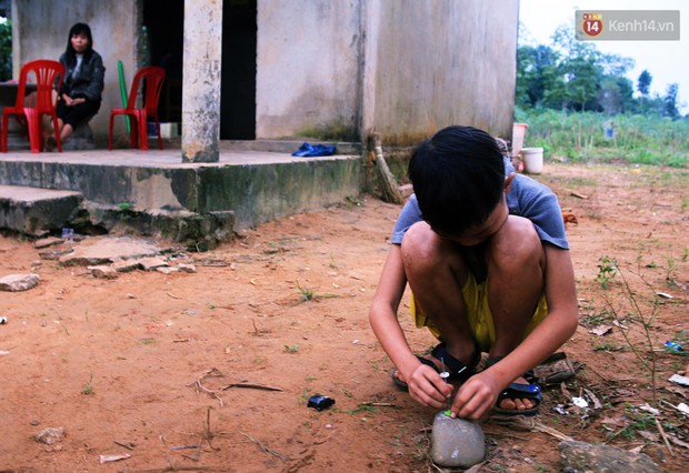 Bé trai 9 tuổi một mình sống giữa mộ bia ở Quảng Trị hơn 700 đêm: Cuối cùng mẹ đã về rồi, chỉ mong mẹ không bỏ em đi nữa - Ảnh 5.