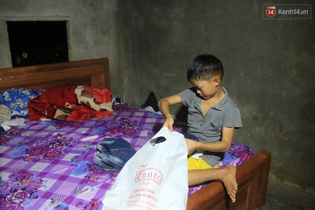 Bé trai 9 tuổi một mình sống giữa mộ bia ở Quảng Trị hơn 700 đêm: Cuối cùng mẹ đã về rồi, chỉ mong mẹ không bỏ em đi nữa - Ảnh 8.
