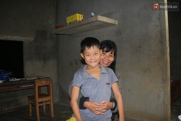 Bé trai 9 tuổi một mình sống giữa mộ bia ở Quảng Trị hơn 700 đêm: Cuối cùng mẹ đã về rồi, chỉ mong mẹ không bỏ em đi nữa - Ảnh 6.
