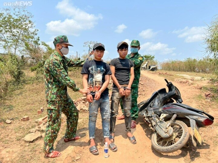 Truy bắt hai thanh niên Quảng Trị chạy xe máy sang Lào mua ma tuý về sử dụng - 1