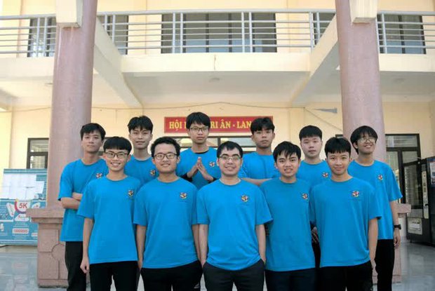 Gặp thầy giáo Hà Tĩnh lần đầu làm chủ nhiệm dạy đội tuyển HSG Quốc gia thì 10/10 em đoạt giải, có em còn thành thủ khoa toàn quốc - Ảnh 2.